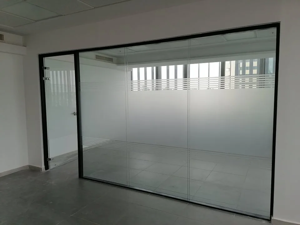 Vinyle Sablé,sablage, vitrage, vitrine sablé au Maroc – Confidentialité et Design par Printily (1) Vinyle Sablé,sablage, vitrage, vitrine sablé au Maroc – Confidentialité et Design par Printily (1)