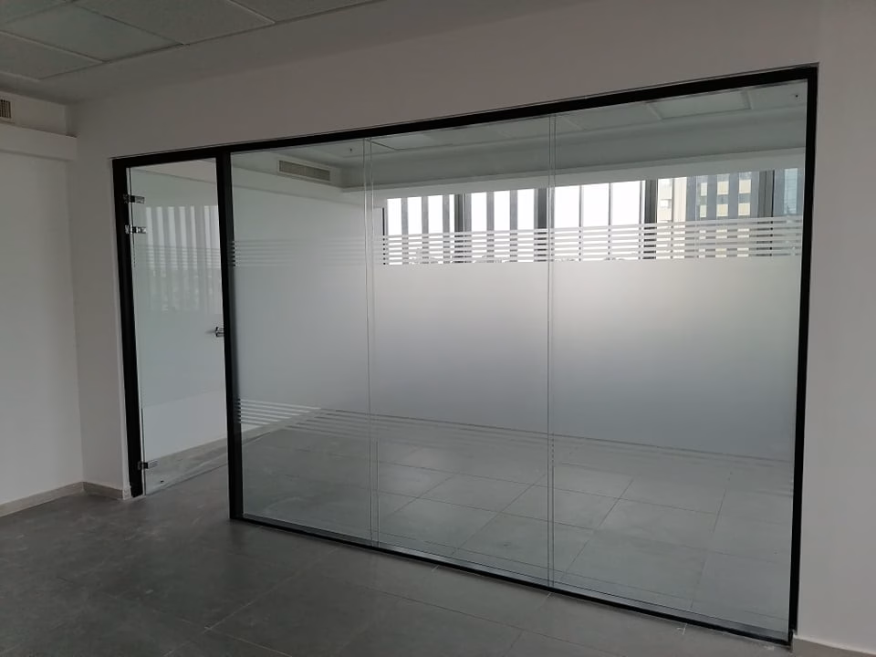 Vinyle Sablé,sablage, vitrage, vitrine sablé au Maroc – Confidentialité et Design par Printily (1) Vinyle Sablé,sablage, vitrage, vitrine sablé au Maroc – Confidentialité et Design par Printily (1)